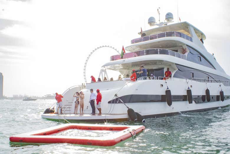 Yacht ride with open bar & DJ