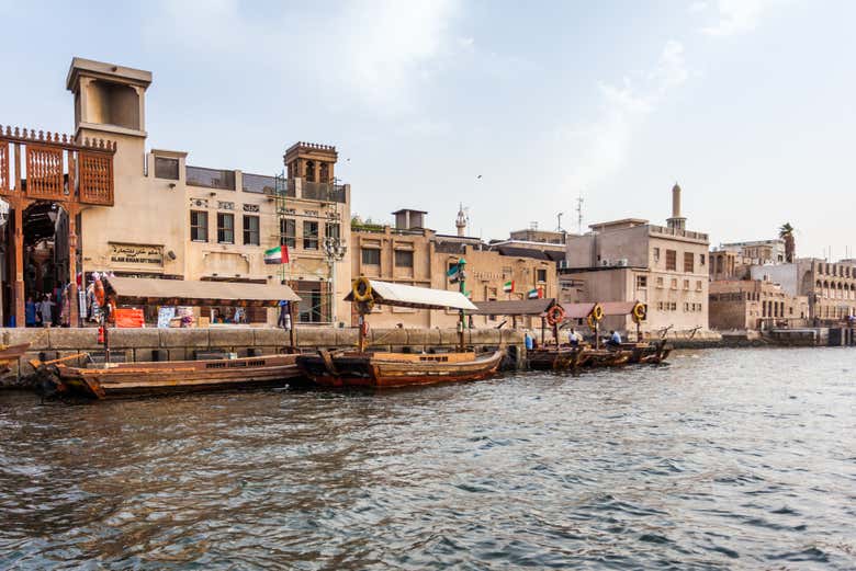 Prenez un bateau-taxi traditionnel