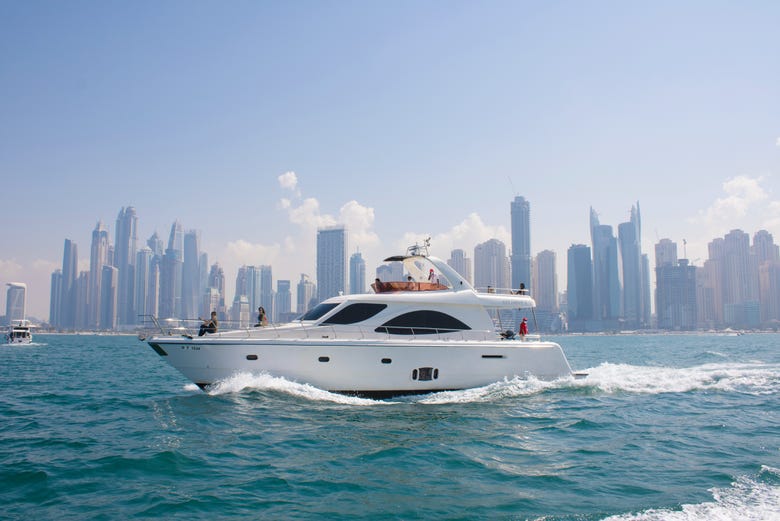 Durante il giro in yacht a Dubai