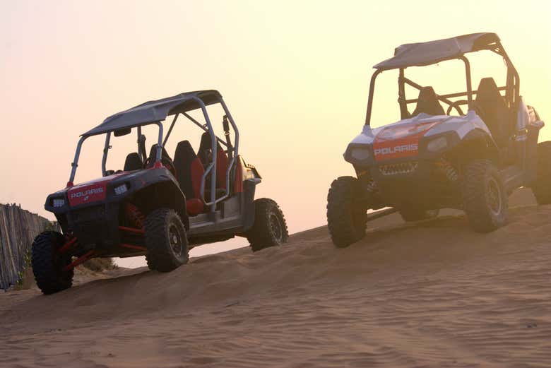 Dois buggies nas dunas do deserto Al Wadi