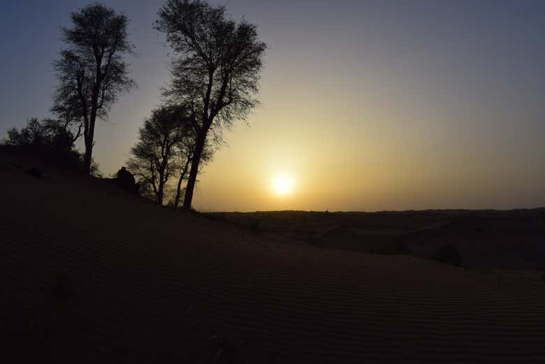 Vendo o entardecer sobre as dunas