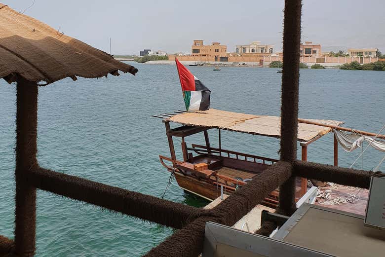 Barcos da fazenda de pérolas de Suwaidi