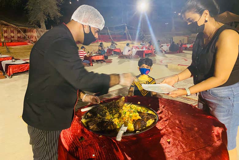 No acampamento você desfrutará de um jantar tradicional
