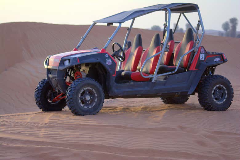 Um buggy com capacidade para quatro pessoas