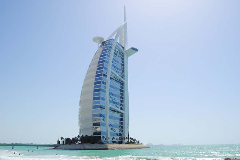 Contemplando el lujoso hotel Burj Al Arab