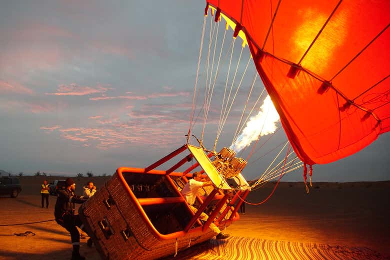 Preparando a cesta de um balão