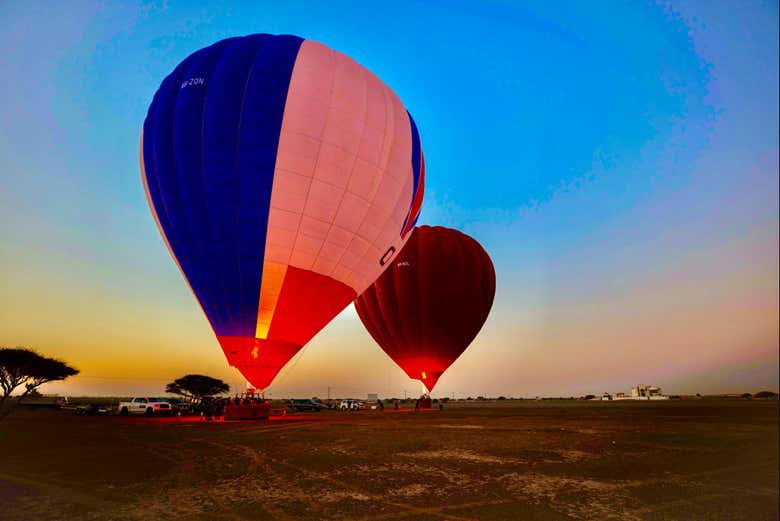 Tudo preparado para sobrevoar o deserto ao amanhecer