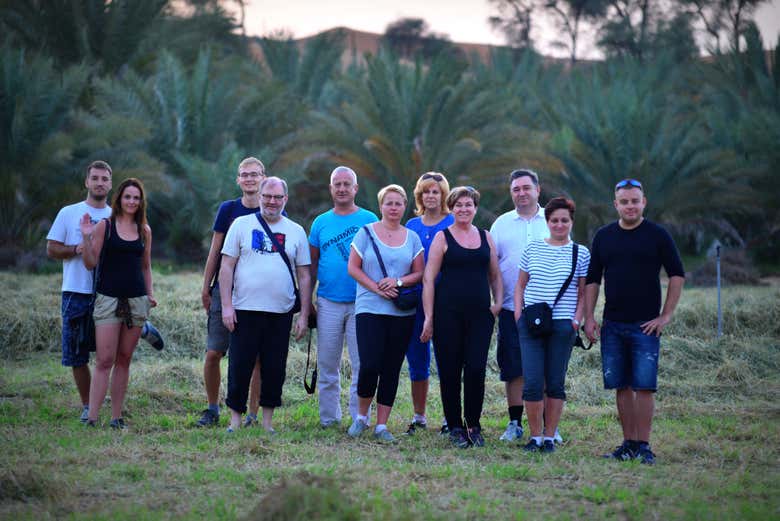 Foto de grupo en la finca de palmeras
