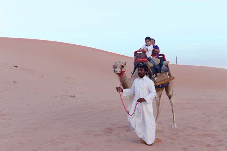 Durante o passeio de camelo pelo deserto
