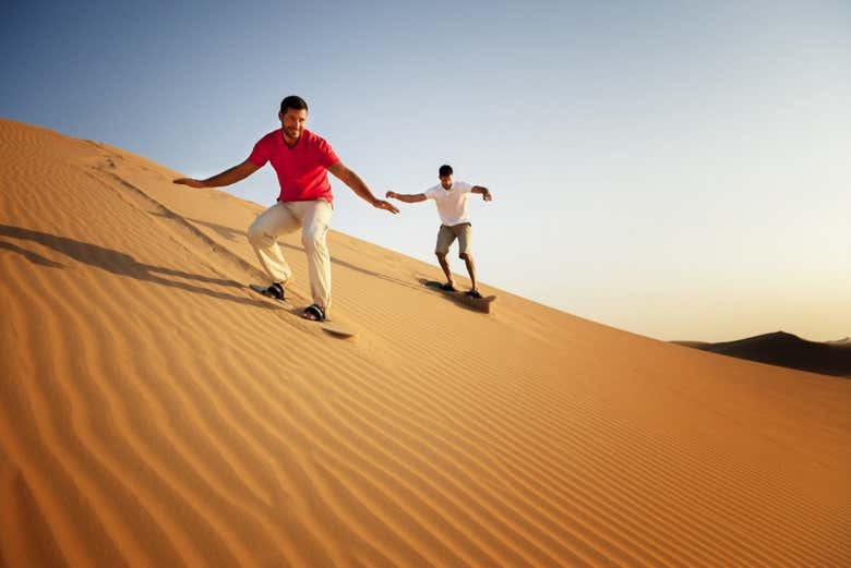 Praticando sandboarding