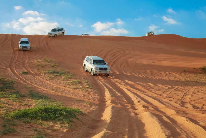 Recorriendo el desierto Al Wadi en los 4x4
