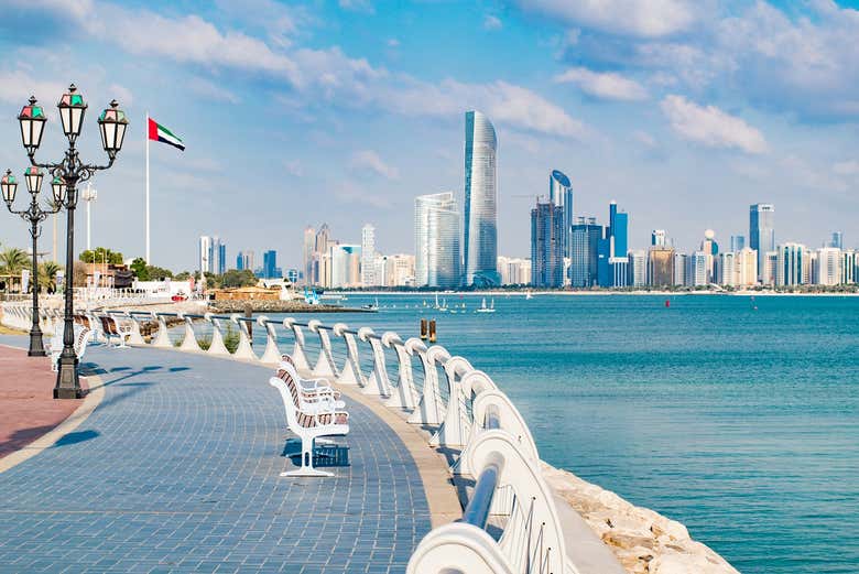 Vista dos edifícios de Abu Dhabi do passeio marítimo