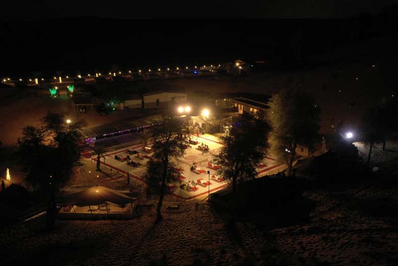 Panorâmica do acampamento no deserto