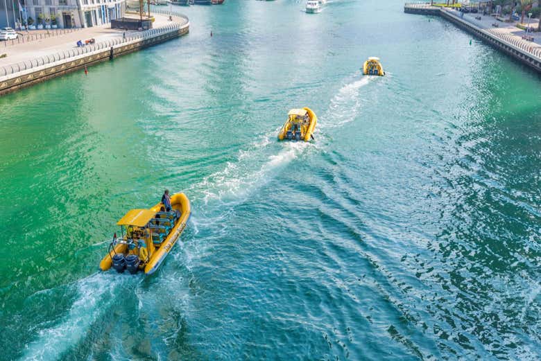 Tres barcos zarpando en la costa de Ras al Khaimah