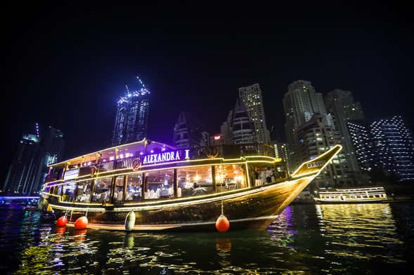 Crucero en dhow por Dubái con cena y espectáculo
