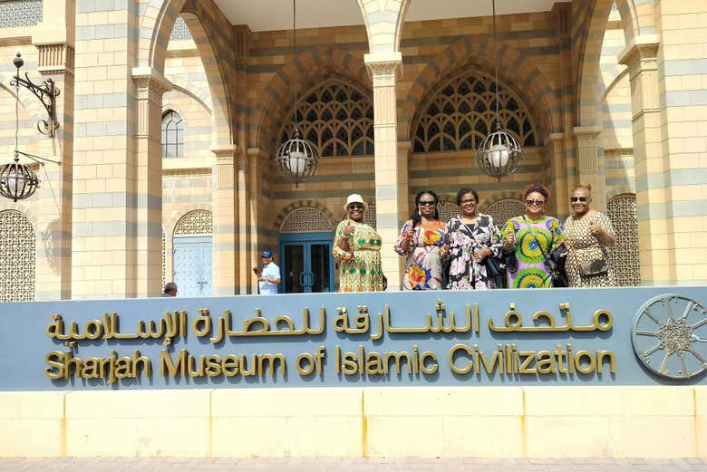 En la entrada del Museo de la Civilización Islámica de Sharjah