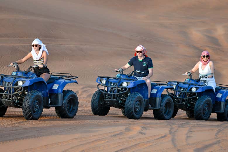 Desfrutando do deserto de quadriciclo
