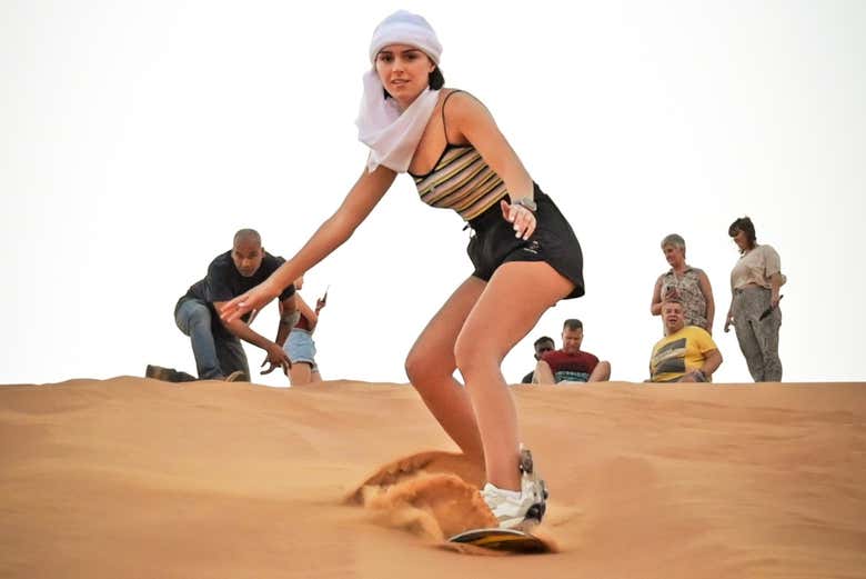 Praticando sandboarding