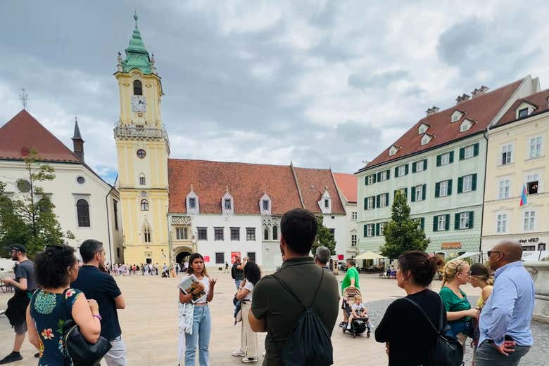 Un grupo de visitantes escuchando las explicaciones del guía