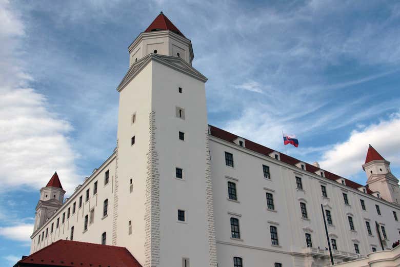 Contemplando el imponente Castillo de Bratislava