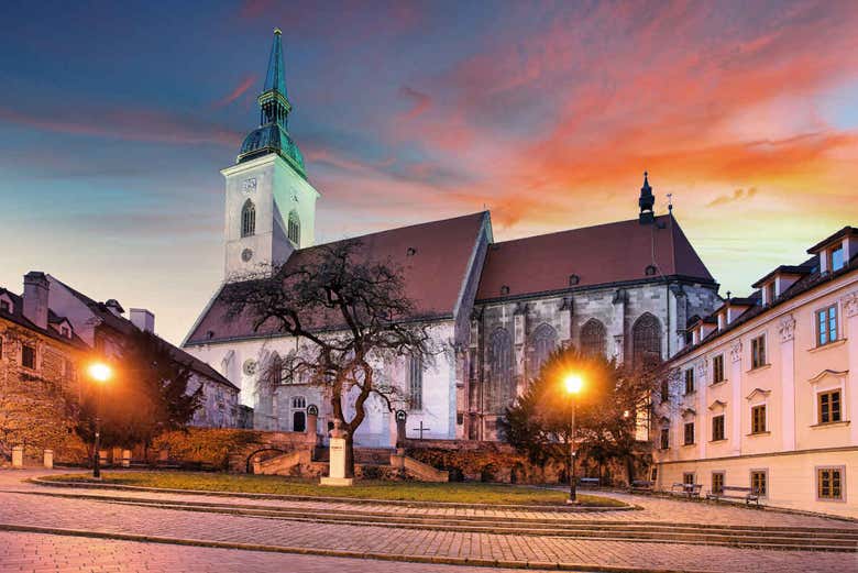 Contemplando la catedral de Bratislava