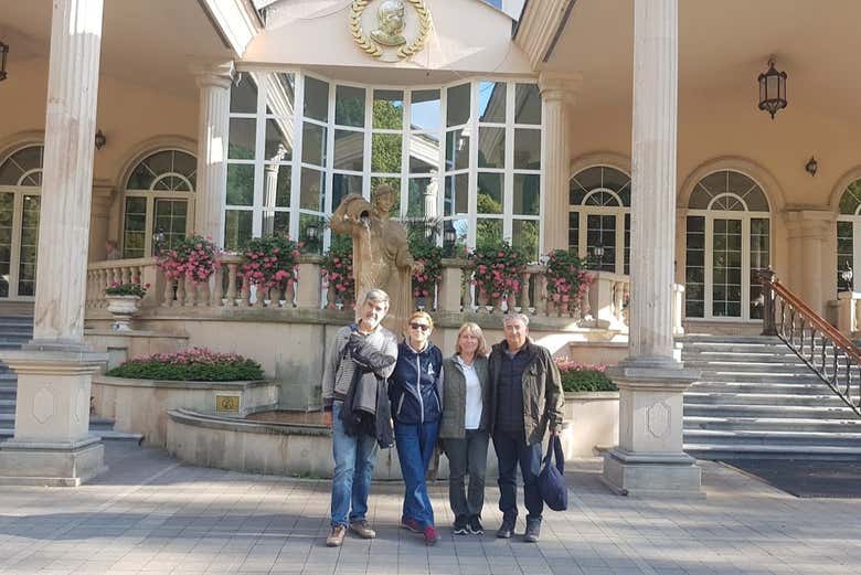 En la entrada de los baños termales