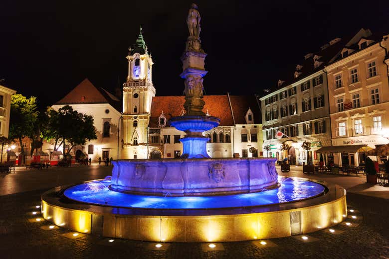 Fuente de la Ciudad Vieja iluminada