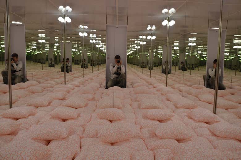 Una sala piena di cuscini