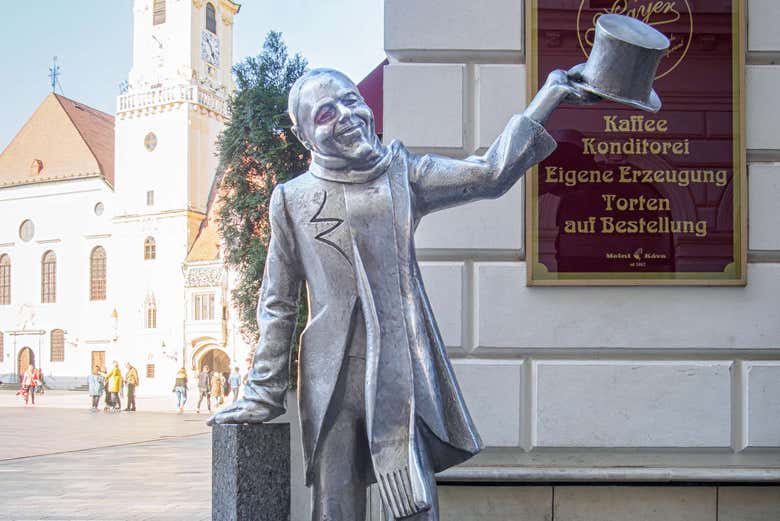 Schöner Náci Statue