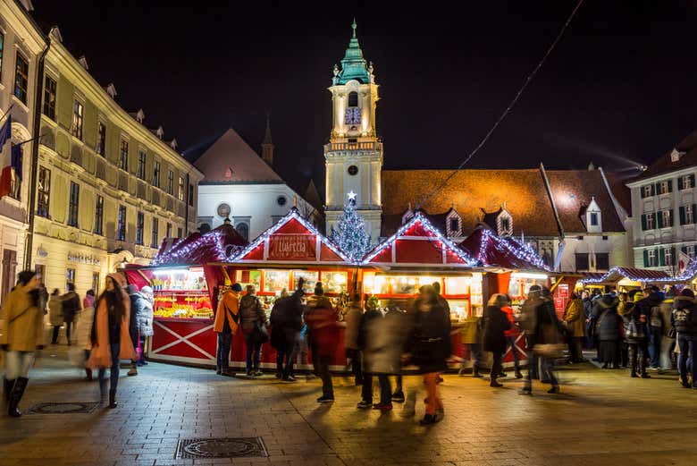 Recorriendo las casetas de madera del mercadillo de Navidad