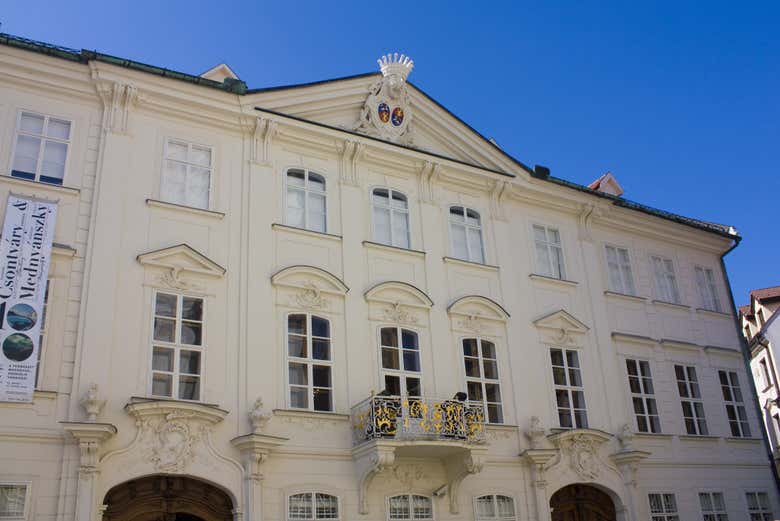 Admiring the Mirbach Palace