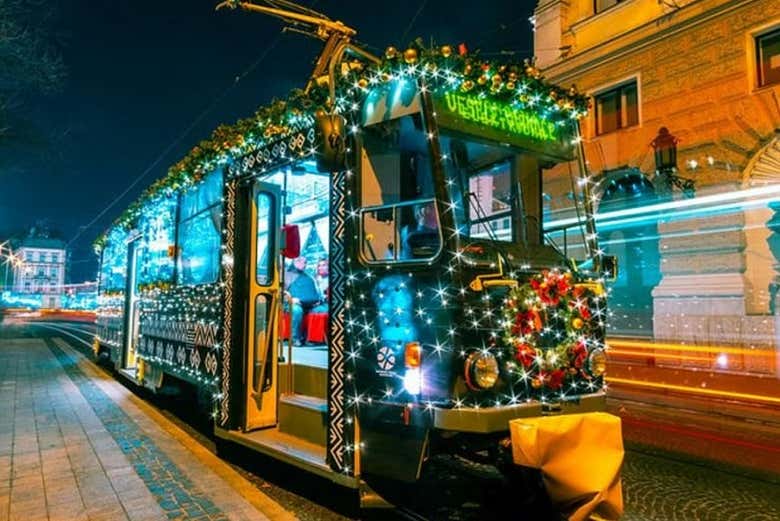 Uno de los tranvías de Bratislava decorado con luces de Navidad