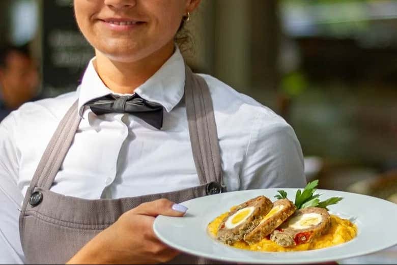 Sirviendo un plato a la mesa