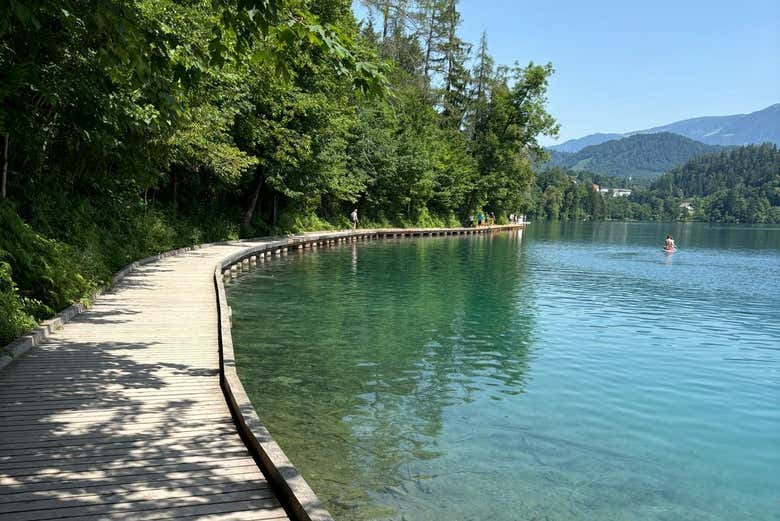 Una passerella di legno sulle rive del lago Bled