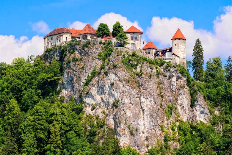 El castillo de Bled se halla suspendido sobre un promontorio