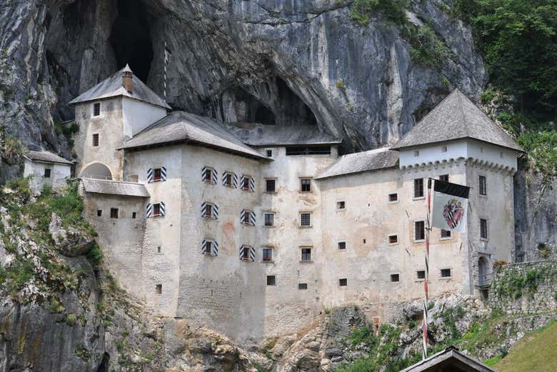 El castillo de Predjama está excavado en la roca