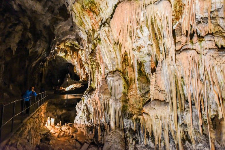 Admirando as paisagens cársticas da caverna Postojna