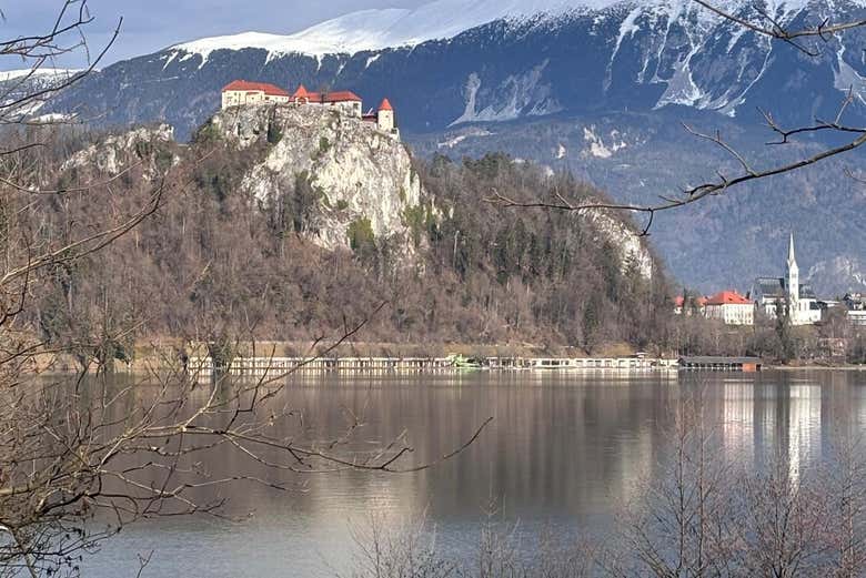 Panoramica del Castello di Bled dalla riva del lago