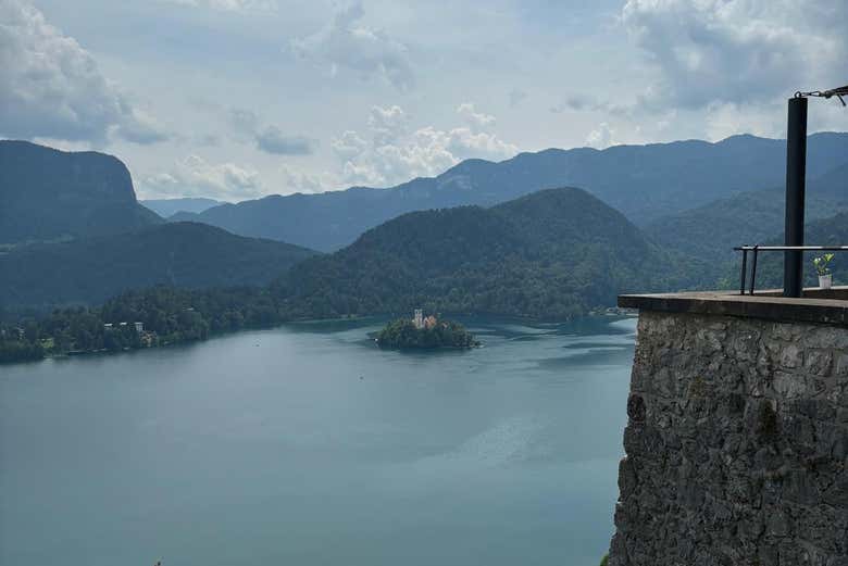 Panoramica del lago Bled da un belvedere