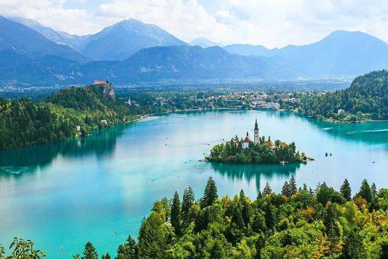 Vista aerea di Bled e del lago