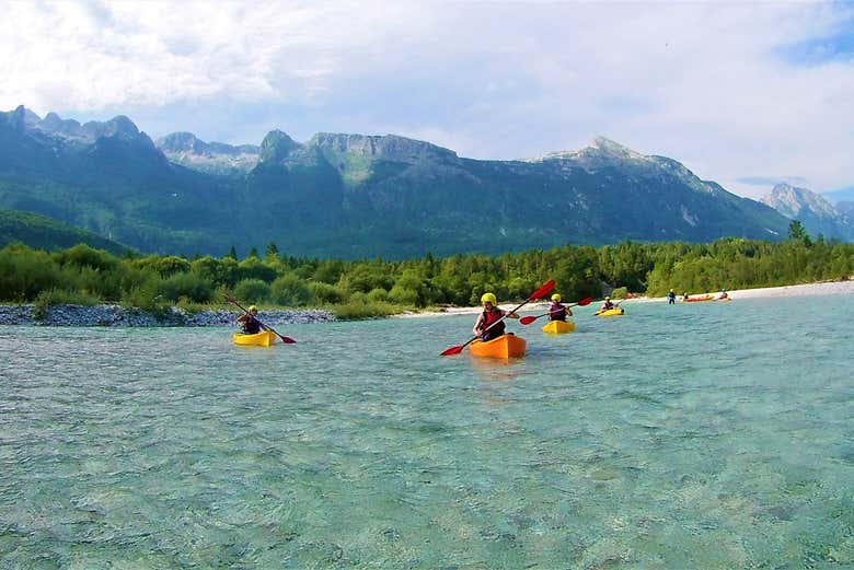 Descendiendo en kayak por el río