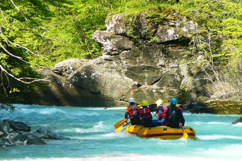 Descendez la rivière à bord d'un canot de rafting