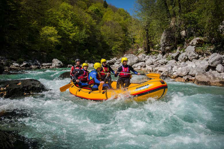 Rafting dans des rapides