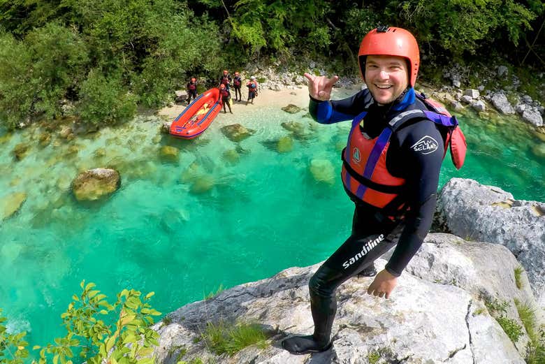 Practicando rafting en el río Isonzo