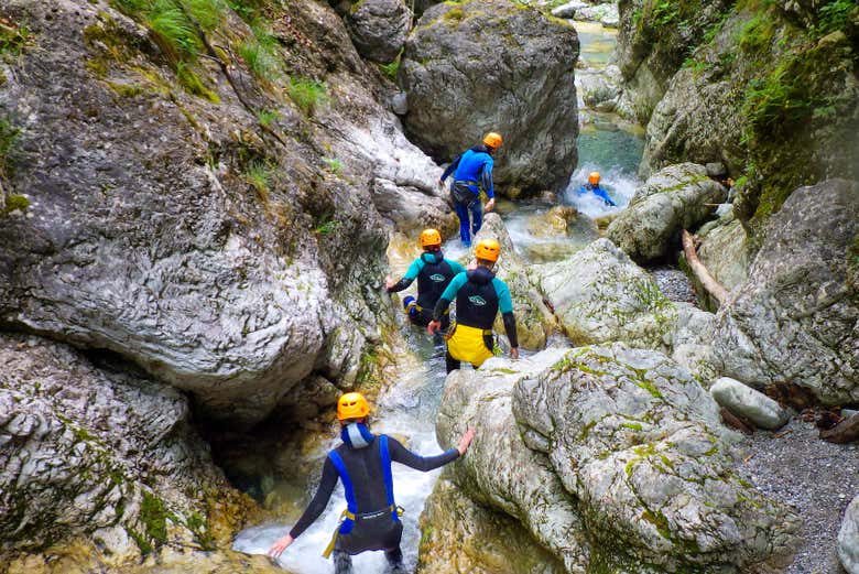 Affrontando un torrente nella gola di Susec