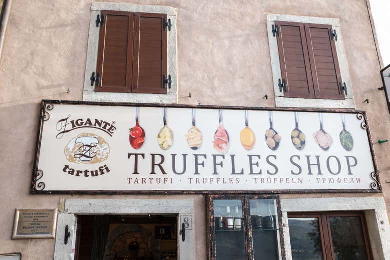 Un negozio di tartufi bianchi a Montona