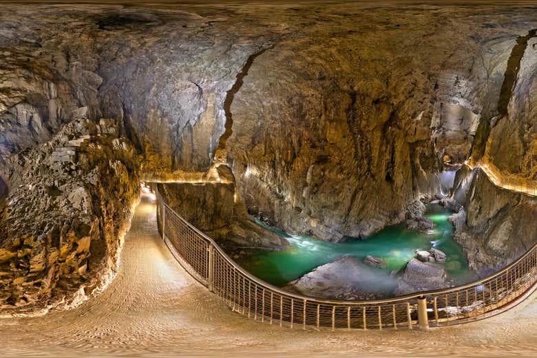 Visitando grutas de Škocjan