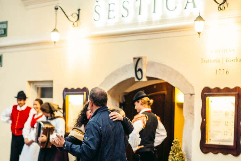 Dansez devant l'un des plus vieux restaurants de Ljubljana