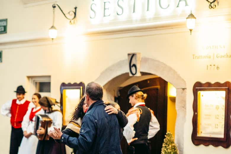 Baile frente a uno de los restaurantes más antiguos de Liubliana