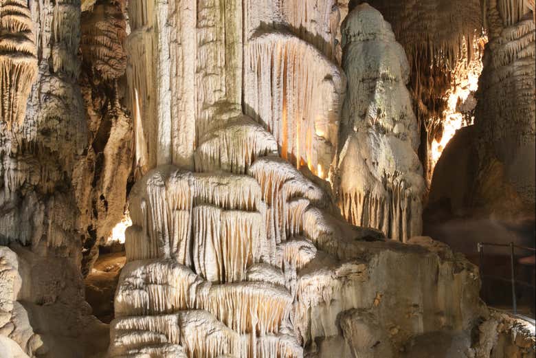 Colonne formée à l'intérieur de la grotte